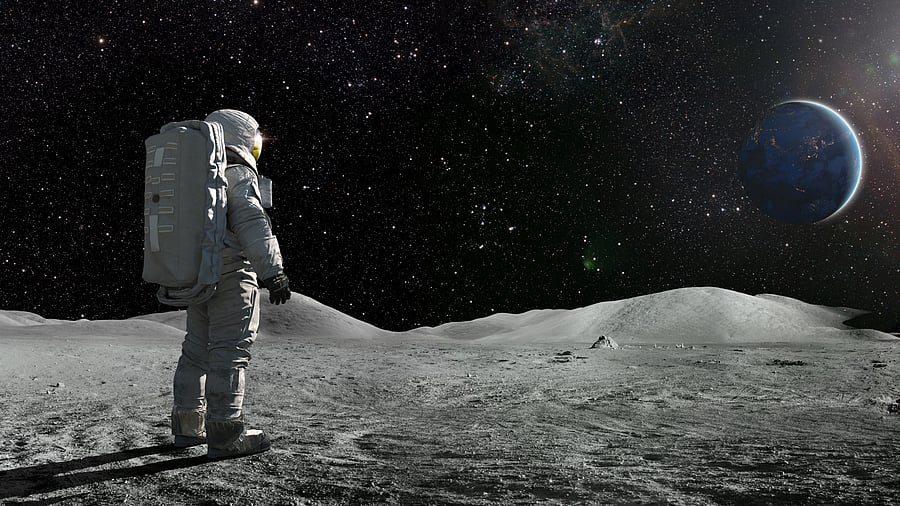 <div class="paragraphs"><p>Astronaut standing on the moon</p></div>