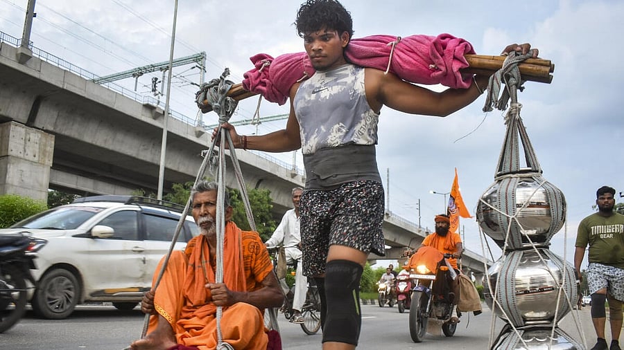 <div class="paragraphs"><p>A representative image showing a 'kanwariya'.</p></div>