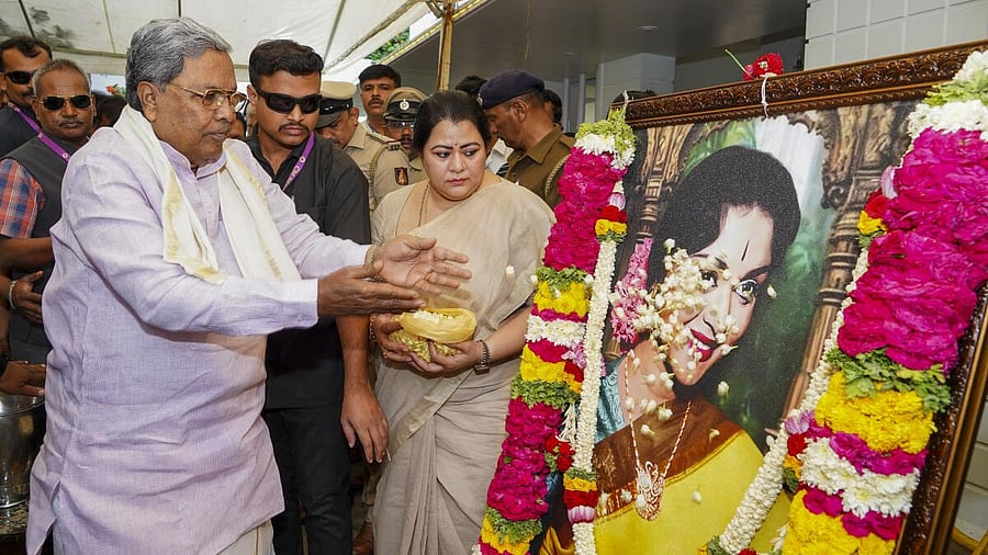 <div class="paragraphs"><p>Karnataka Chief Minister Siddramaiah pays tribute to a portrait of veteran South Indian actor B Saroja Devi, in Bengaluru.</p></div>