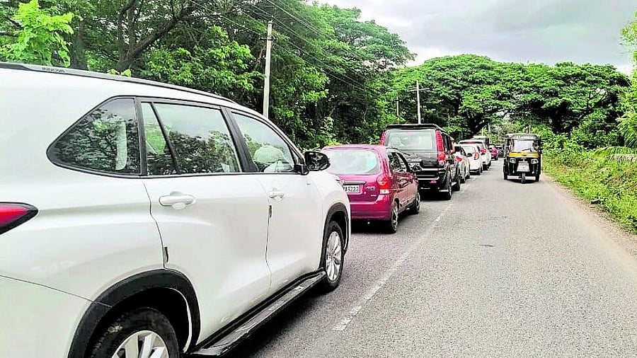 <div class="paragraphs"><p>Vehicles line up for more than two kilometres on the road to Bharachukki falls, in Kollegal taluk, Chamarajanagar district, on Sunday. </p></div>