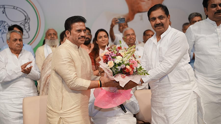 <div class="paragraphs"><p>Shashikant Shinde (L) takes over as new Maharashtra unit chief of NCP (SP).&nbsp;</p></div>