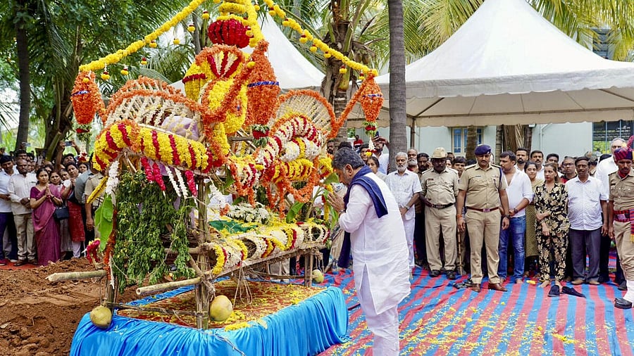 <div class="paragraphs"><p>In this image posted by @DKShivakumar via X on July 15, 2025, Karnataka Deputy Chief Minister DK Shivakumar pays tribute during the funeral of legendary film actress B Saroja Devi, who passed way on Monday, in her native village of Dashavara in Mandya district, Karnataka. Devi was laid to rest with full state honours on Tuesday.</p></div>