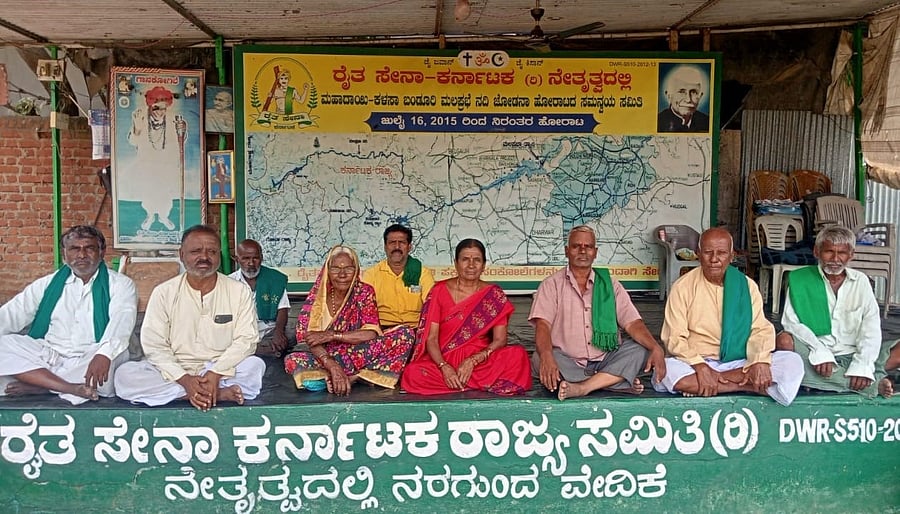 <div class="paragraphs"><p>Farmers take part in an indefinite dharna at Nargund in Gadag district, which completes 10 years on Wednesday (July 16). </p></div>