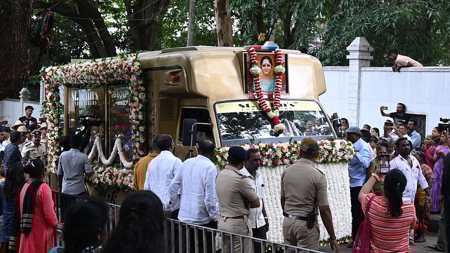 <div class="paragraphs"><p>Saroja Devi funeral.</p></div>