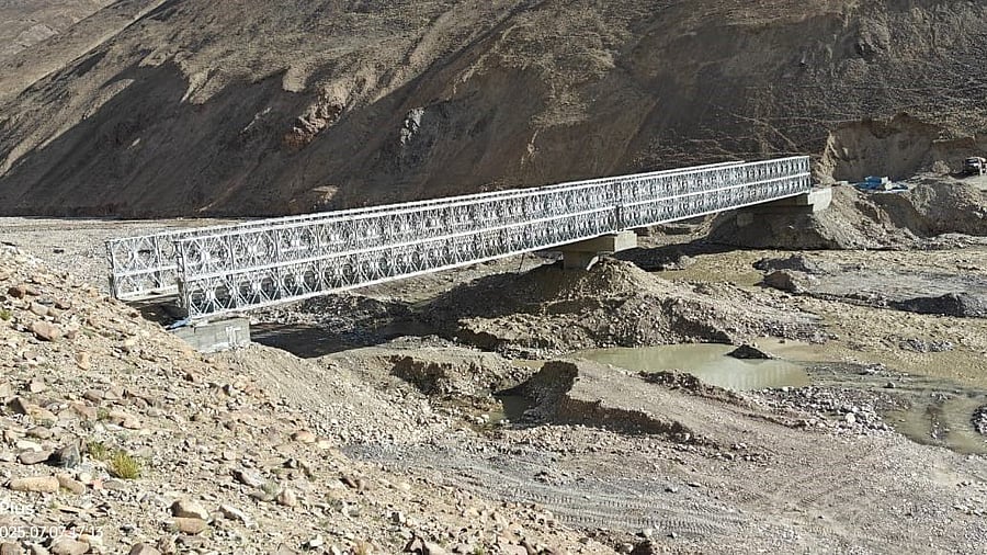 <div class="paragraphs"><p>The bridges have a carriageway width of 7.5 metres.</p></div>