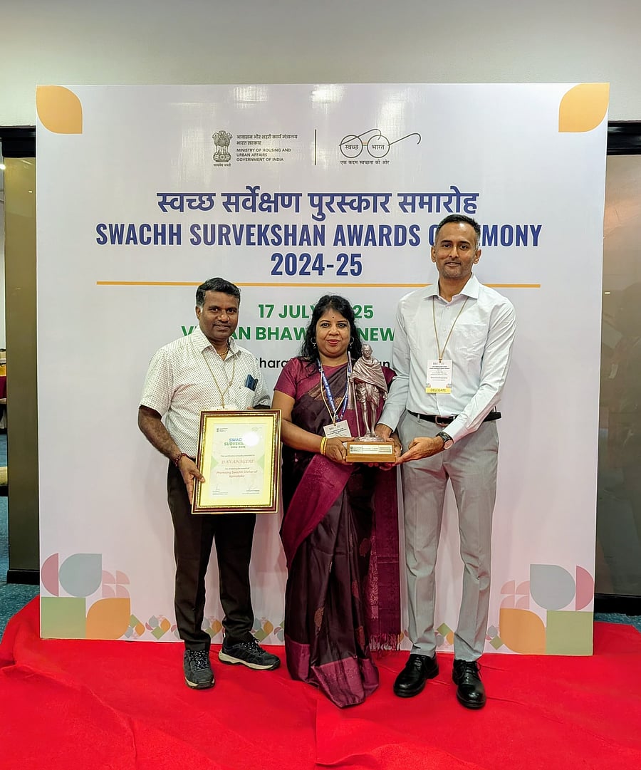 <div class="paragraphs"><p>City Corporation Commissioner Renuka, environment engineer Basavanna and Assistant Executive Engineer Jagadish S R with the award and certificate in New Delhi.</p></div>