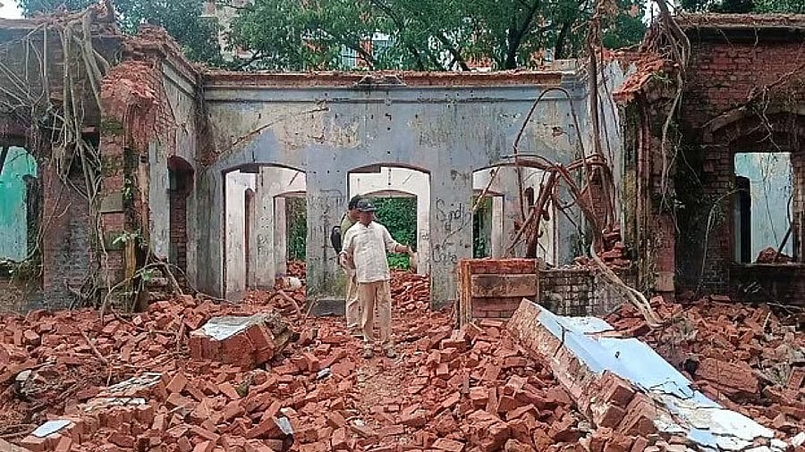 <div class="paragraphs"><p>India called on Bangladesh to reconsider its decision to demolish the ancestral property of Satyajit Ray.</p></div>