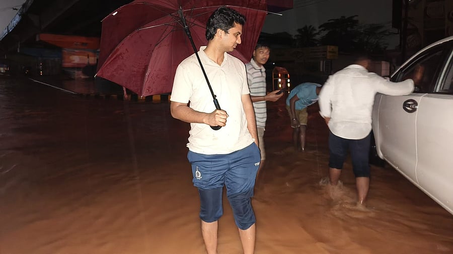 <div class="paragraphs"><p>Dakshina Kannada Deputy Commissioner Darshan H V overseeing relief work at a waterlogged area near Kottara chowki at wee hours on Thursday.</p></div>
