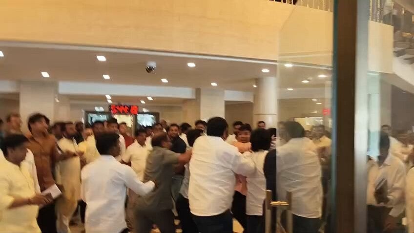<div class="paragraphs"><p>Supporters of NCP (SP) MLA Dr Jitendra Awhad and BJP MLC Gopichand Padalkar clash with each other. </p></div>