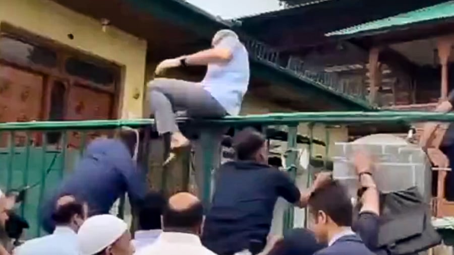 <div class="paragraphs"><p>This screengrab shows Jammu and Kashmir Chief Minister Omar Abdullah climbing a fence to pay tribute to July 13 martyrs at Naqshband Sahib graveyard in the Old City of Srinagar, Monday, July 14, 2025.</p></div>