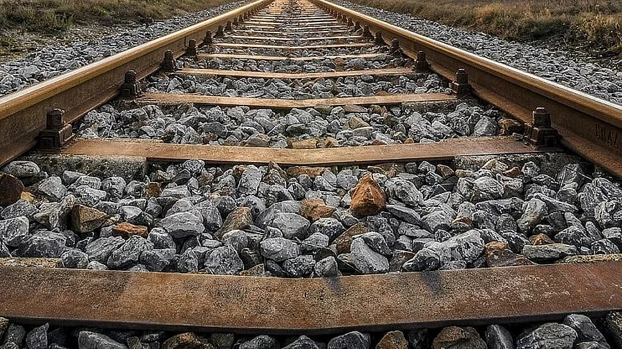 <div class="paragraphs"><p>Image showing a railway track. </p></div>