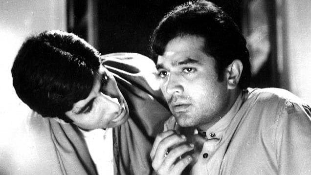 <div class="paragraphs"><p>Amitabh Bachchan and Rajesh Khanna in <em>Anand</em>.</p></div>