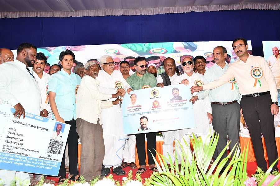 <div class="paragraphs"><p>Labour Minister Santosh Lad at an awareness and smart card distribution programme for unorganised workers at Vivekananda Hall in Gadag on Friday. </p></div>