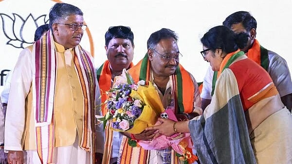 <div class="paragraphs"><p>BJP president Samik Bhattacharya with Ravi Shankar Prasad and Locker Chatterjee.</p></div>