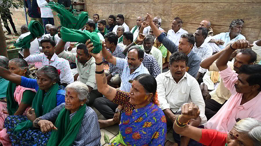 <div class="paragraphs"><p>A file picture of farmers in Devanahalli opposing the acquisition of their land. </p></div>