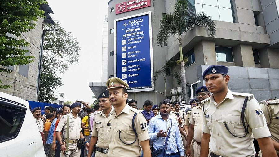 <div class="paragraphs"><p>Policemen investigate after an injured prisoner undergoing treatment was shot by unidentified assailants at Paras Hospital, in Patna.</p></div>