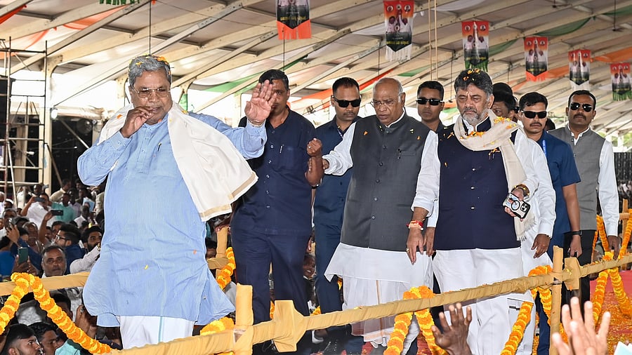 <div class="paragraphs"><p>Chief Minister Siddaramaiah arrives for the Sadhana Samavesha in Mysuru. AICC president Mallikarjun Kharge and Deputy Chief Minister D K Shivakumar are seen. </p></div>