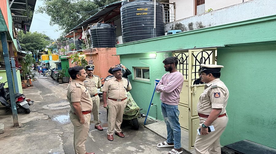 <div class="paragraphs"><p>Police visiting a rowdy's house in the city. </p></div>