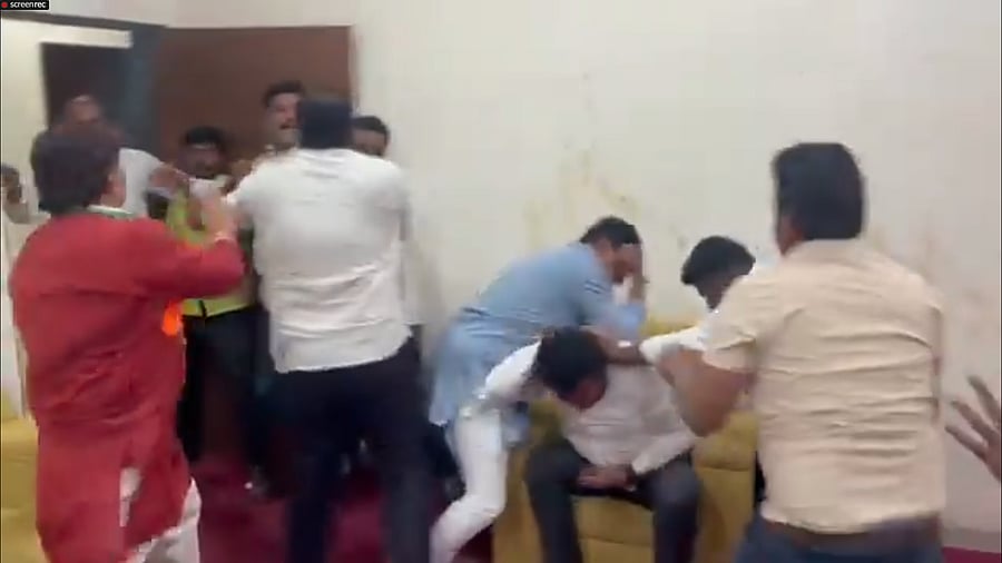 <div class="paragraphs"><p>NCP, Chhava Sanghatna workers clash over Maharashtra minister Kokate's mobile 'game' video</p></div>