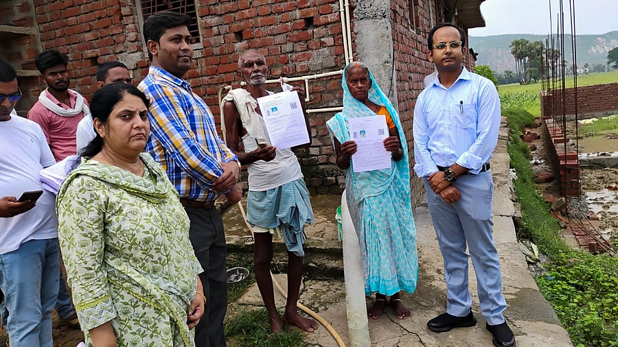 <div class="paragraphs"><p>District Election Officer cum District Officer Nawada and his team hand over counting forms to voters, ahead of the Bihar Assembly elections. For representational purposes.</p></div>
