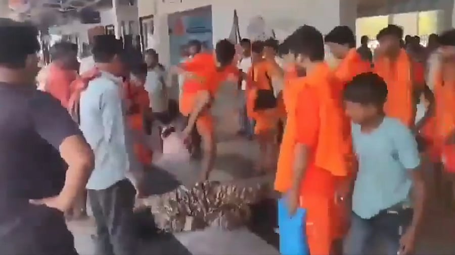 <div class="paragraphs"><p>Screengrab from a video showing kanwariyas assaulting a CRPF jawan in Mirzapur.</p></div>