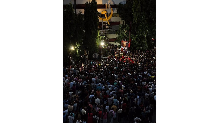 <div class="paragraphs"><p>Cutting across age and gender, common people and party workers raised slogans praising his non-compromising stand against corruption.</p></div>