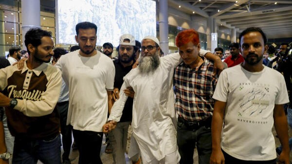 <div class="paragraphs"><p>Shaikh Mohammed Ali Alam Shaikh, centre, one of the persons acquitted by the Bombay High Court in the 7/11 Mumbai train blasts case on Monday, being received by family and friends upon his arrival at the airport, in Mumbai</p></div>