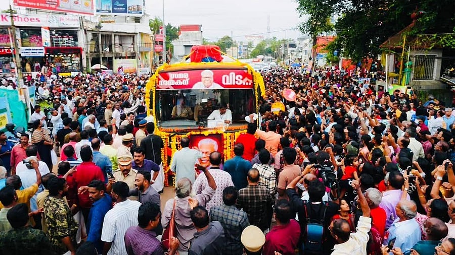 <div class="paragraphs"><p>People thronged up in large numbers to pay their last respects to V S Achuthanandan.&nbsp;</p></div>
