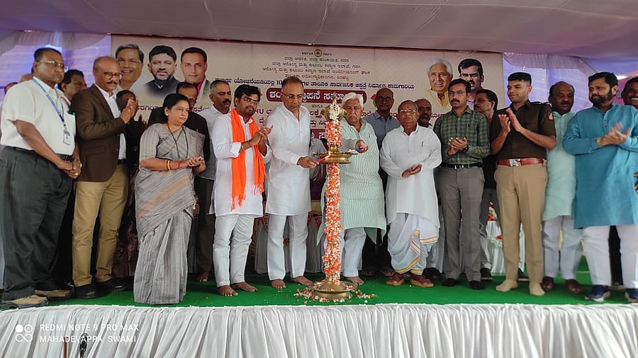<div class="paragraphs"><p>Health Minister Dinesh Gundu Rao inaugurates the foundation stone laying ceremony for the construction of a new 100-bed taluk hospital in Shirahatti of Gadag district on Tuesday. </p></div>