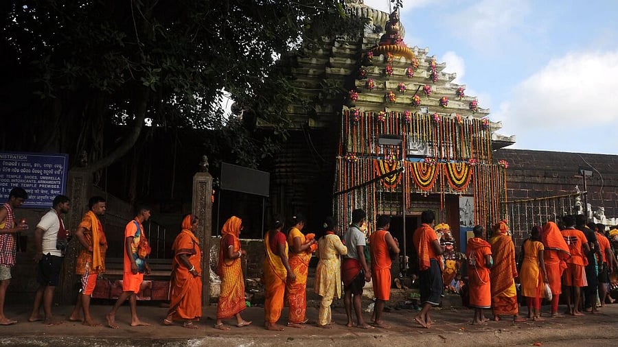 <div class="paragraphs"><p>People visit the Lingaraj Temple during the holy month of ‘shravan’, in Bhubaneswar, Odisha.</p></div>