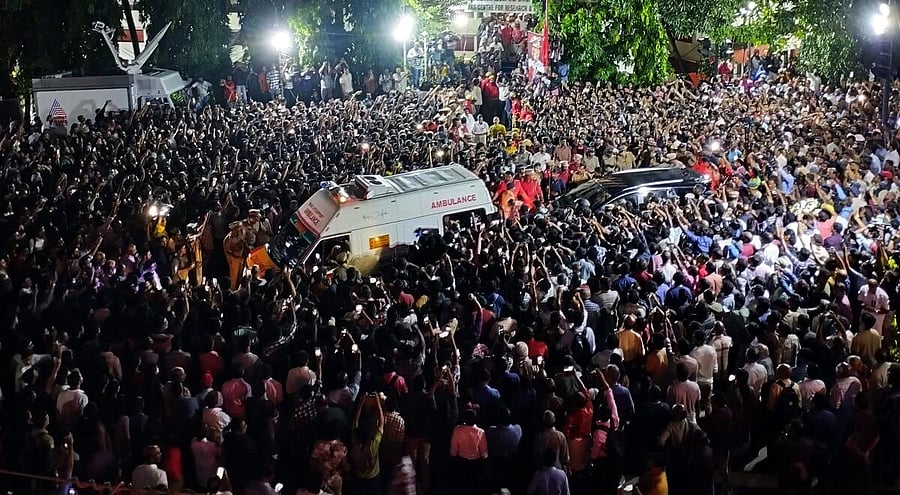 <div class="paragraphs"><p>People gather outside the AKG Centre to pay their respects as the mortal remains of former Kerala chief minister and veteran CPI(M) leader V S Achuthanandan being brought in an ambulance, in Thiruvananthapuram.</p></div>