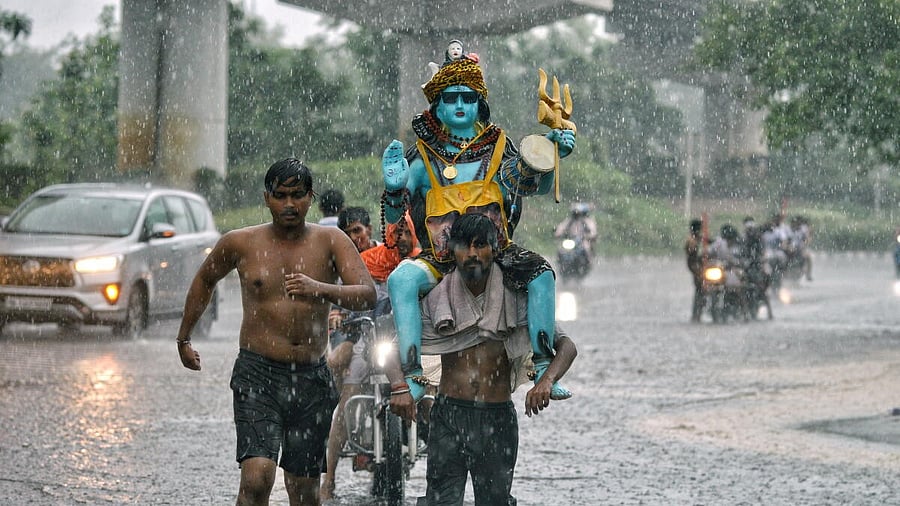 <div class="paragraphs"><p>'Kanwariyas' during rainfall as they return after collecting the holy water of River Ganga for Lord Shiva's worship, in New Delhi, Wednesday, July 23, 2025.</p></div>