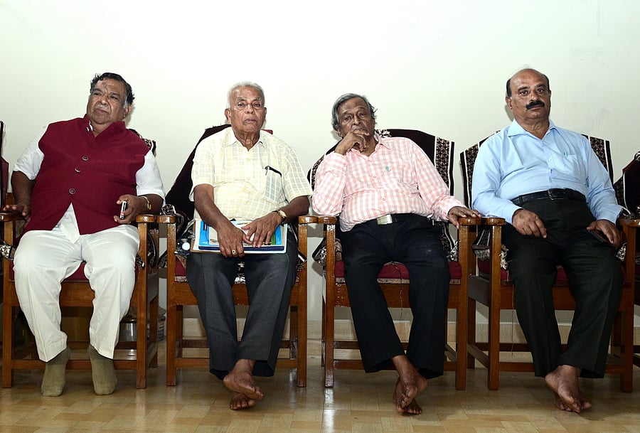 <div class="paragraphs"><p>Trade unionist K S Sharma and others at the Akhila Karnataka Rajya Raste Sarige Nowkarara Mahamandali meeting held in Hubballi on Wednesday.</p></div>