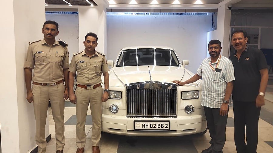 <div class="paragraphs"><p>The Rolls-Royce that Yousuf Shariff alias KGF Babu (extreme right) bought from Amitabh Bachchan in 2021.</p></div>