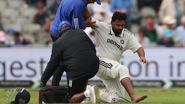 <div class="paragraphs"><p> India's Rishabh Pant receives medical attention after being hit on the foot by a ball bowled by England's Chris Woakes before retiring injured.</p></div>