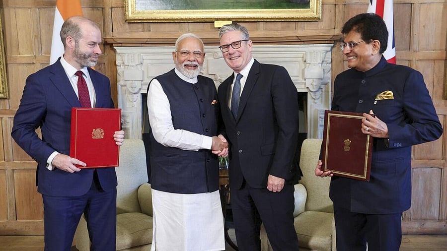 <div class="paragraphs"><p>Prime Minister Narendra Modi shakes hand with his British counterpart Keir Starmer after Britain's Secretary of State for Business and Trade, Jonathan Reynolds and Union Minister Piyush Goyal signed a free trade agreement, at Chequers Estate, in UK.</p></div>