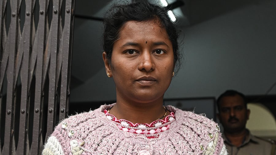 <div class="paragraphs"><p>Ashwini Shivakumar, the mother of Divyanshi, files a complaint about the theft at the Commercial Street police station on Thursday. </p></div>