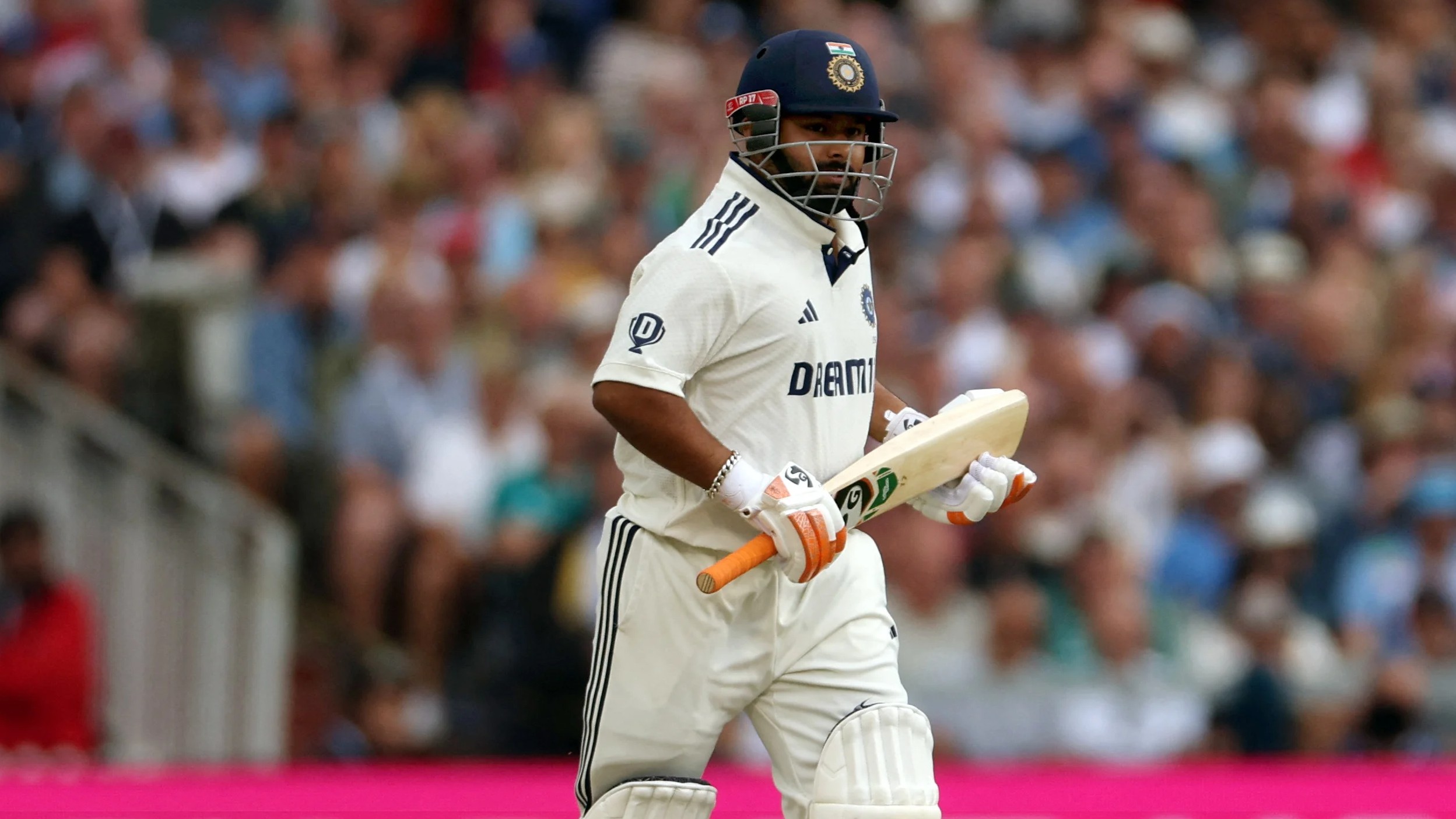 <div class="paragraphs"><p> Rishabh Pant in action as he runs between the wickets on his injured foot.</p></div>