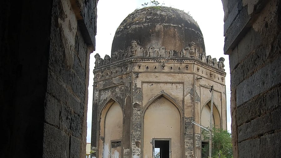 <div class="paragraphs"><p>A view of the masjid in Holkunda fort; an entrance gate to the fort. </p></div>