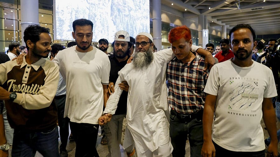 <div class="paragraphs"><p>Shaikh Mohammed Ali Alam Shaikh, centre, one of the persons acquitted by the Bombay High Court in the 7/11 Mumbai train blasts case on Monday, being received by family and friends upon his arrival at the airport, in Mumbai.</p></div>