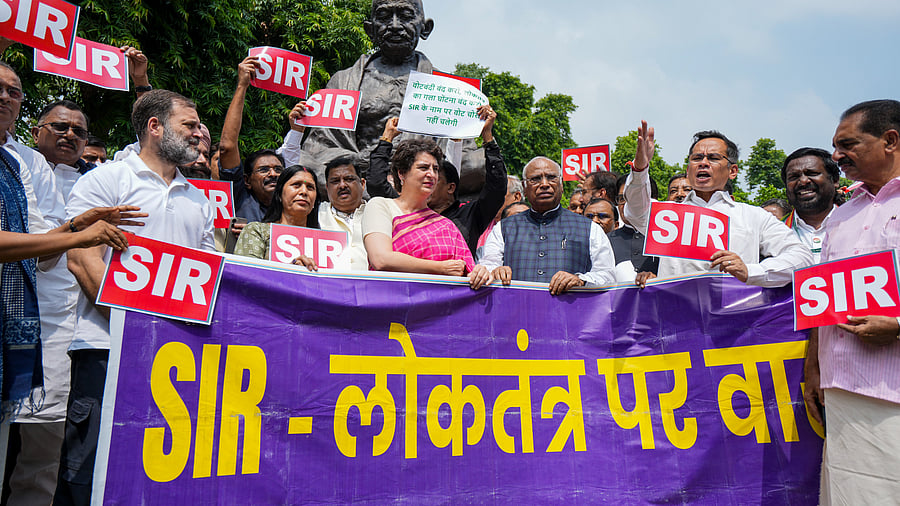 <div class="paragraphs"><p>Leader of Opposition in Lok Sabha Rahul Gandhi, Leader of Opposition in Rajya Sabha Mallikarjun Kharge, Congress MPs Priyanka Gandhi Vadra, Gaurav Gogoi, and other MPs from the INDIA bloc parties stage a protest over the Special Intensive Revision (SIR) of Electoral Rolls in Bihar. </p></div>