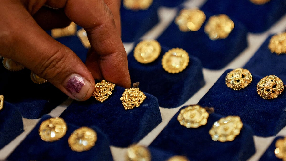 Gold Futures Decline by Rs 2,225, Settle at Rs 1.56 Lakh per 10 Grams