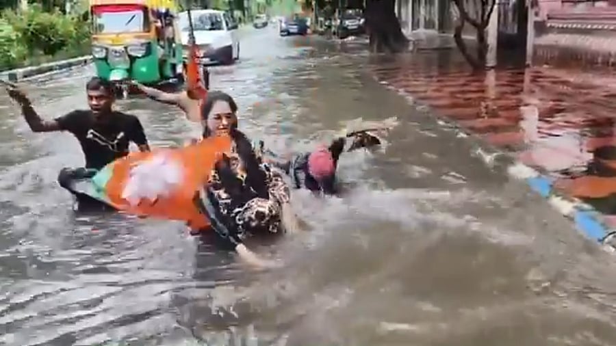 <div class="paragraphs"><p>BJP workers swim on waterlogged streets of Salt Lake in protest over 'civic mess'</p></div>