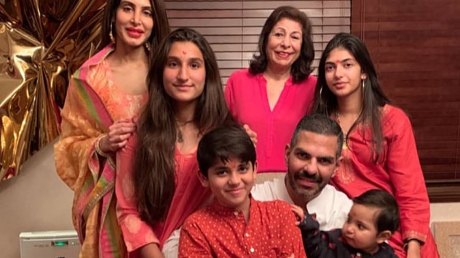 <div class="paragraphs"><p>Sunjay Kapur with his family.</p></div>