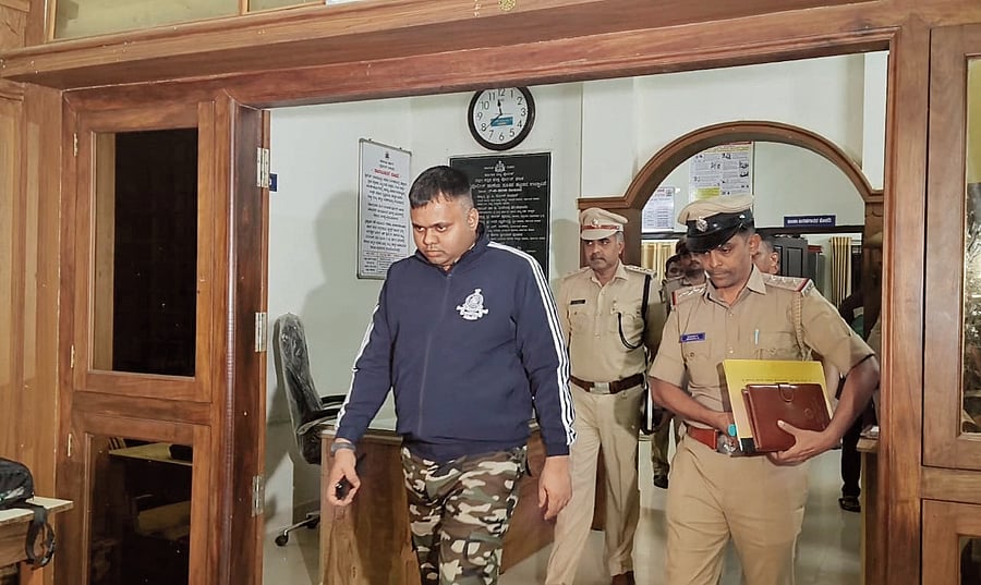 <div class="paragraphs"><p>File photo of SIT members leaving after collecting the files related to the Dharmasthala mass burials case,</p></div>