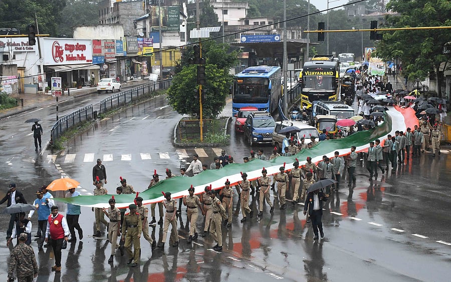 <div class="paragraphs"><p>NCC Cadets, ex-servicemen and general public carry a huge tri-colour during Tiranga Yatra taken out to mark the 26th Kargil Vijay Diwas in Dharwad on Saturday.</p></div>