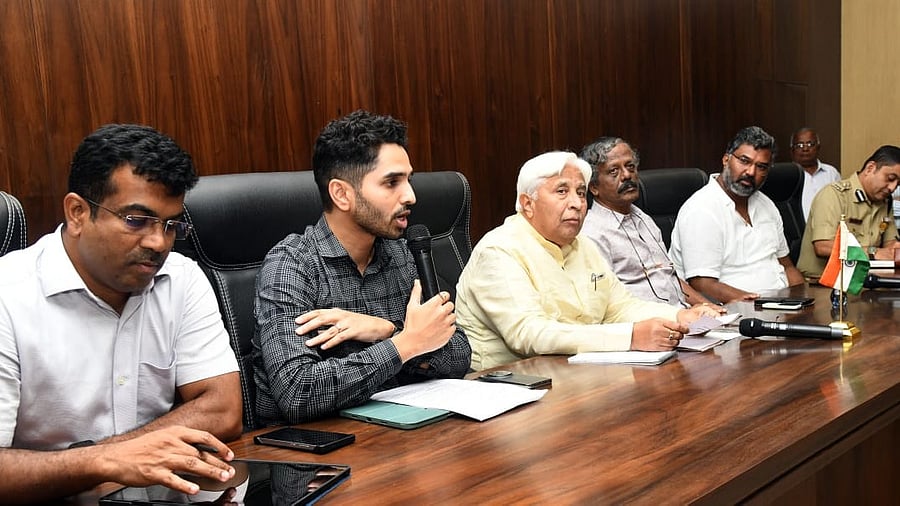 <div class="paragraphs"><p>Law, Parliamentary Affairs, Tourism and Boundary Areas Incharge Minister H K Patil during the meeting with office bearers of Kannada organisations in Belagavi on Saturday.</p></div>