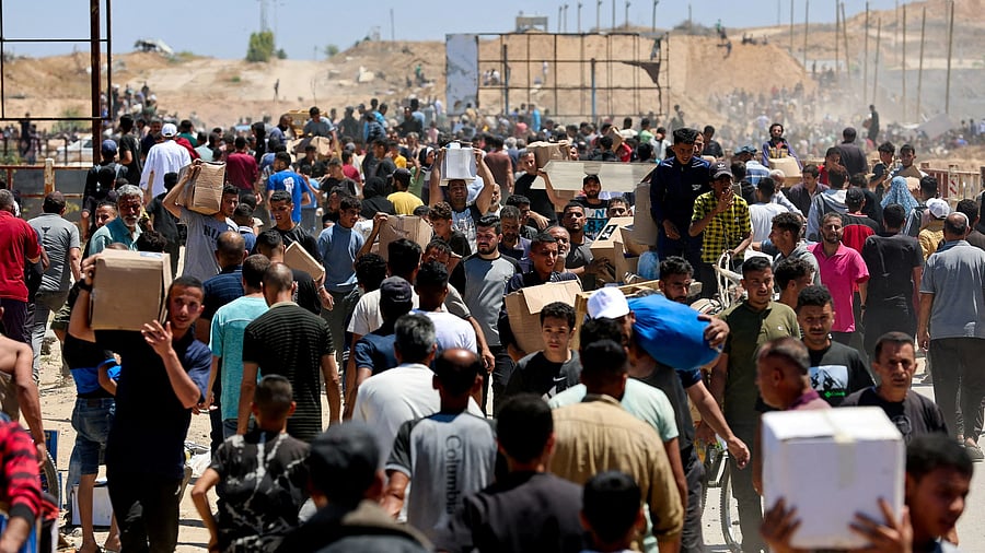 <div class="paragraphs"><p>Palestinians carry aid supplies</p></div>