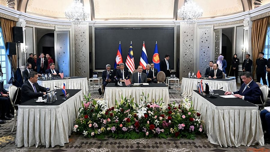 <div class="paragraphs"><p>Malaysia's Prime Minister Anwar Ibrahim looks on as Cambodia's Prime Minister Hun Manet and Thailand's acting Prime Minister Phumtham Wechayachai take part in mediation talks on the Thailand–Cambodia border conflict, in Putrajaya, Malaysia.</p></div>