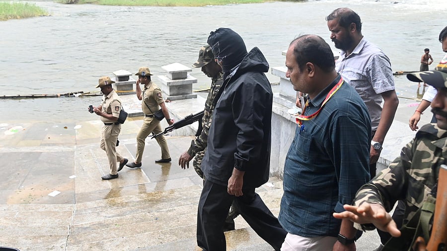 <div class="paragraphs"><p>Complainant witness being taken to the spot where bodies were reportedly buried near the Netravathi bathing ghat in Dharmasthala.</p></div>